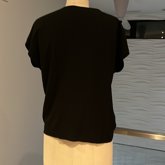 black sleeveless top size Medium - Picture 2 of 5